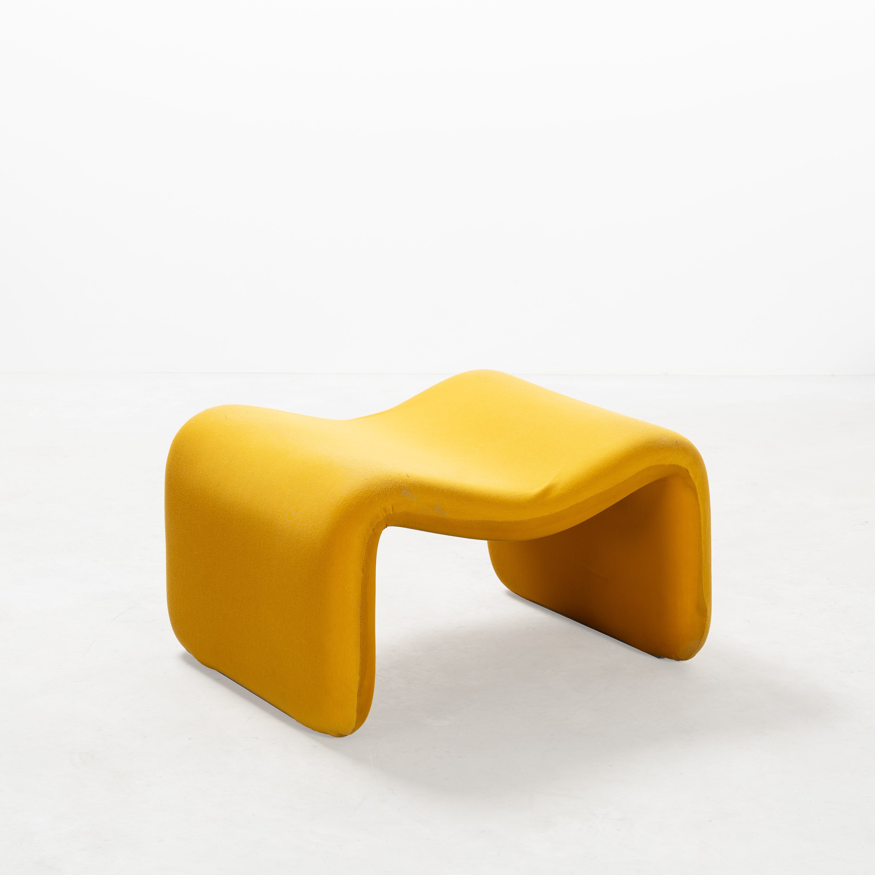 OLIVIER MOURGUE, UN DIVANETTO, COPPIA DI POLTRONE E DUE POUF 'DJINN'