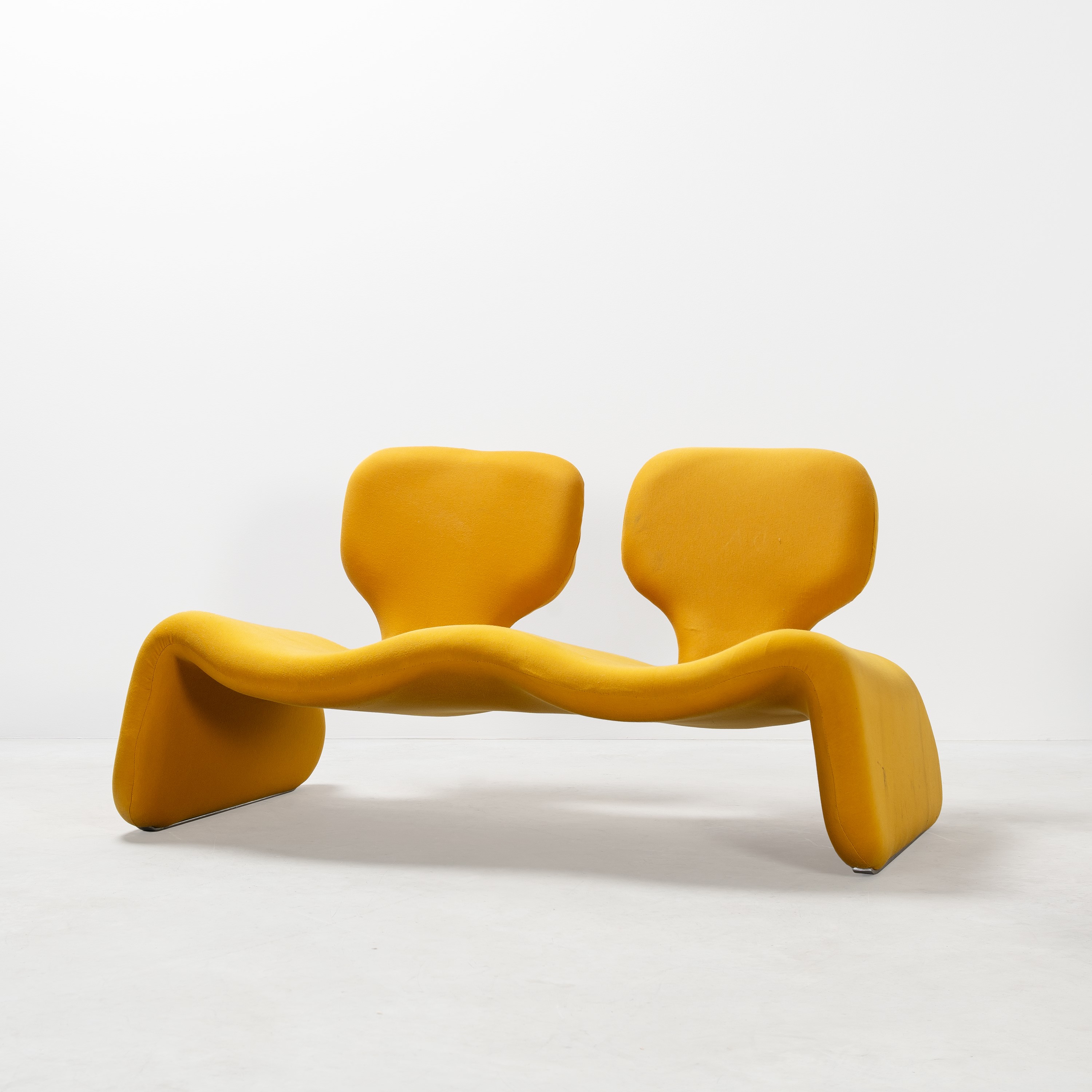 OLIVIER MOURGUE, UN DIVANETTO, COPPIA DI POLTRONE E DUE POUF 'DJINN'