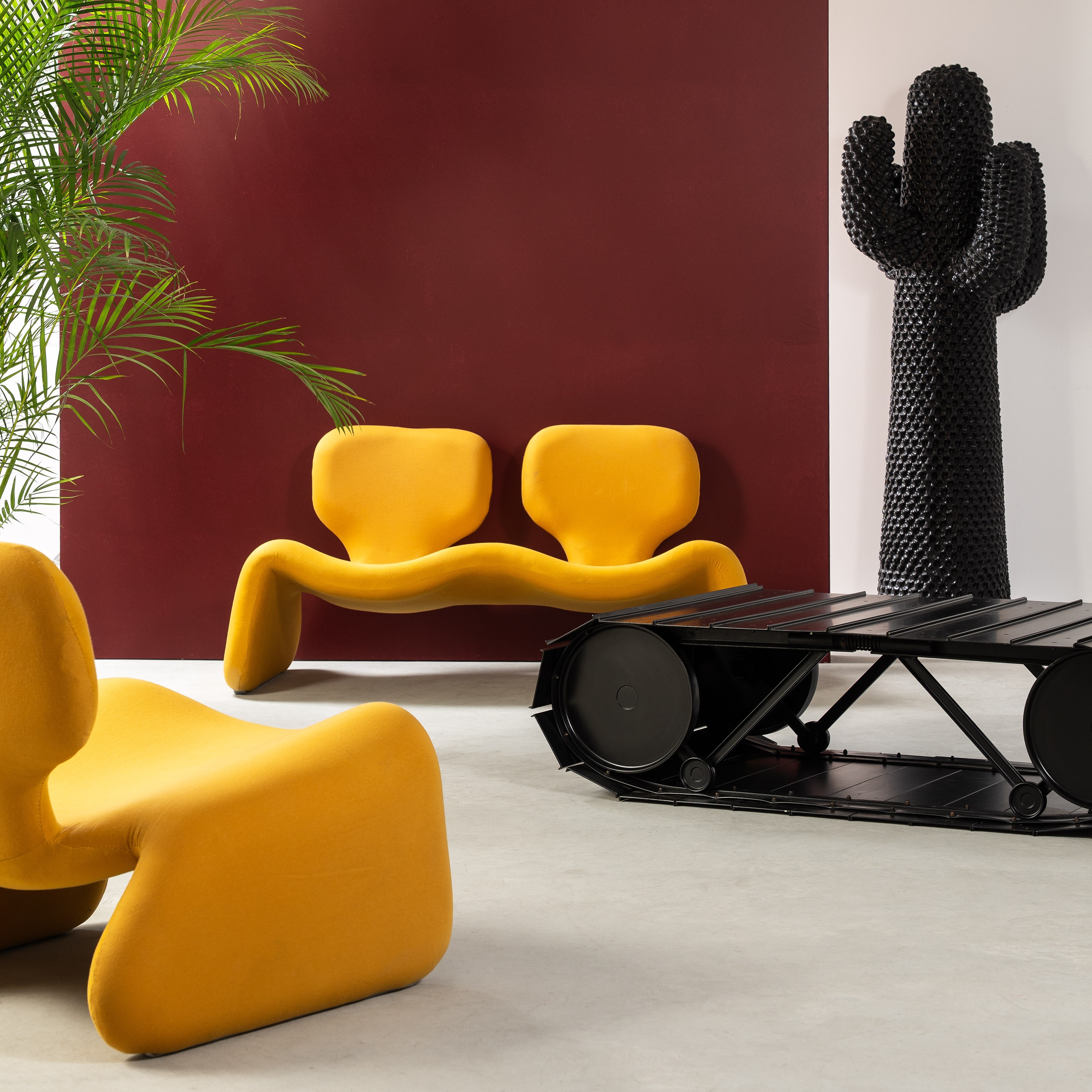 OLIVIER MOURGUE, UN DIVANETTO, COPPIA DI POLTRONE E DUE POUF 'DJINN'