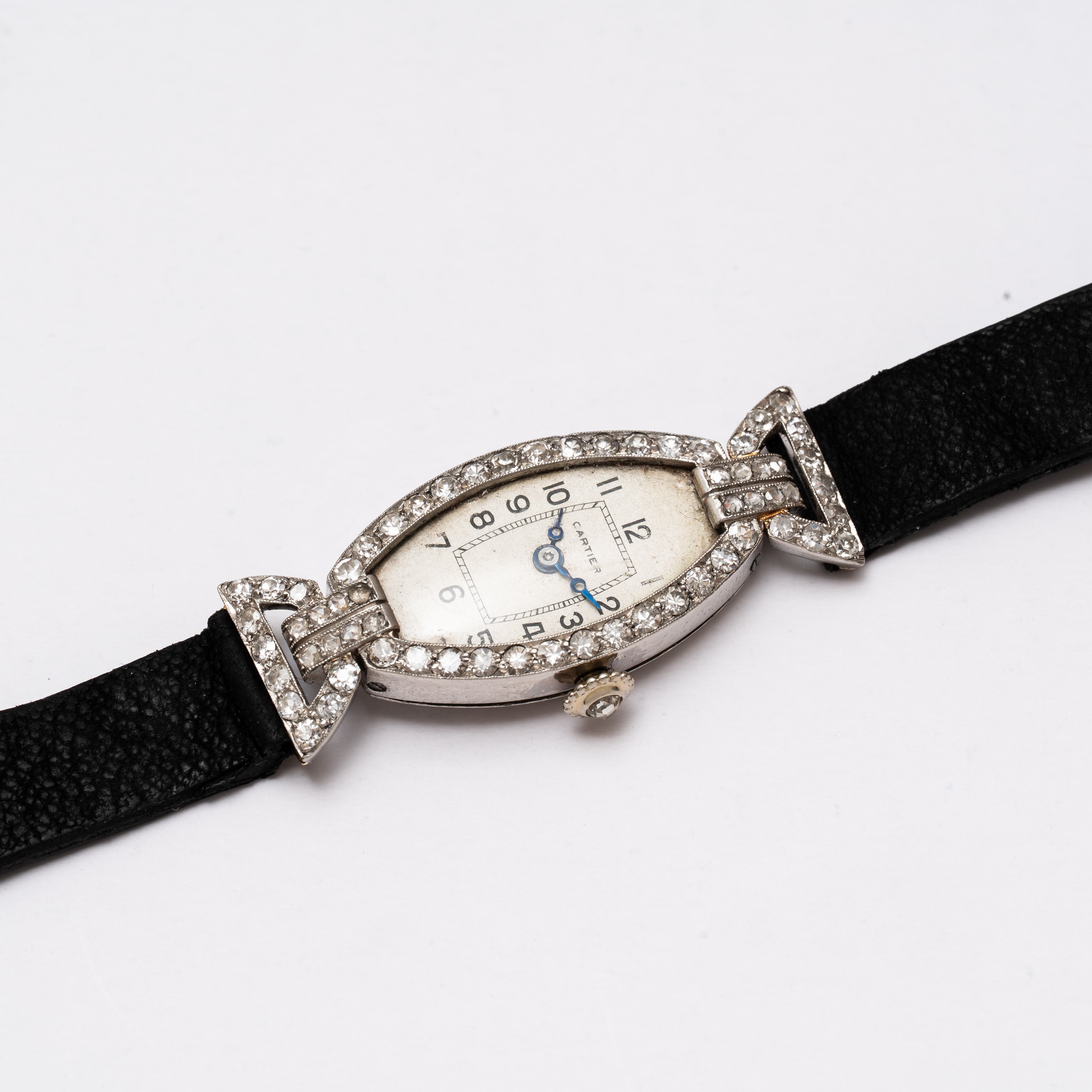 CARTIER - TONNEAUOROLOGIO SOLO TEMPO A CARICA MANUALE IN PLATINO CON QUADRANTE BIANCO E CASSA DIA...