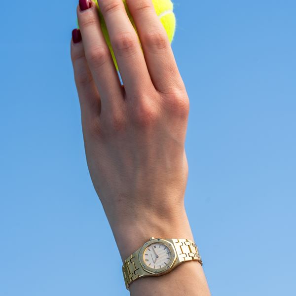 AUDEMARS PIGUET - AUDEMARS PIGUET - ROYAL OAK LADY QUARTZ 18K YELLOW GOLD QUARTZ WATCH WITH WHITE DIAL AND DATE DISPLAY AT THREE O'CLOCK