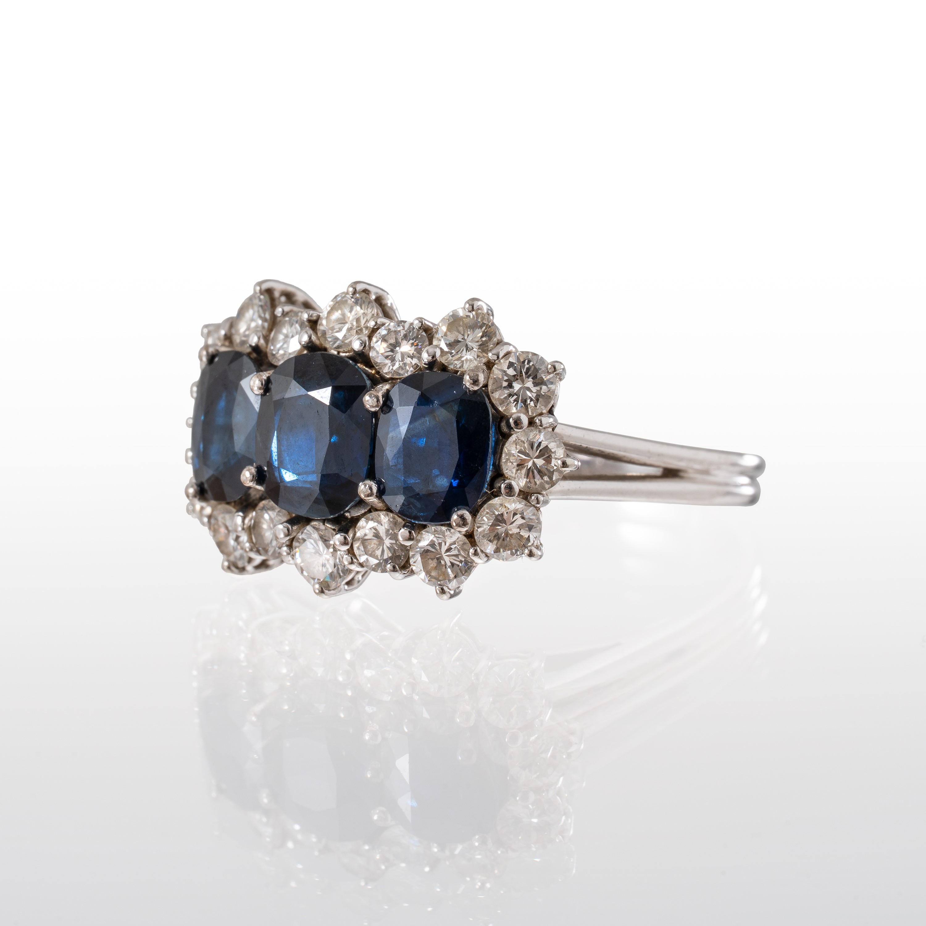 PARURE IN ORO BIANCO 18 KT CON ANELLO E BRACCIALE CON ZAFFIRI E BRILLANTI