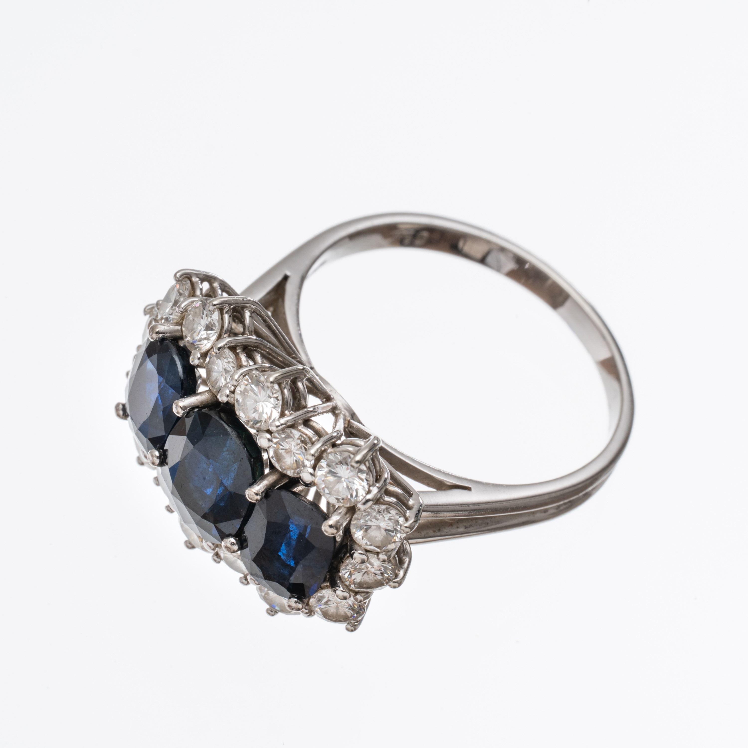 PARURE IN ORO BIANCO 18 KT CON ANELLO E BRACCIALE CON ZAFFIRI E BRILLANTI