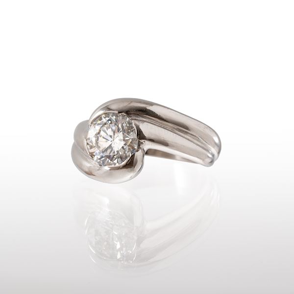 ANELLO IN ORO BIANCO 18 KT CON DIAMANTE TAGLIO BRILLANTE E  DIAMANTI TAGLIO TONDO E CARRE'