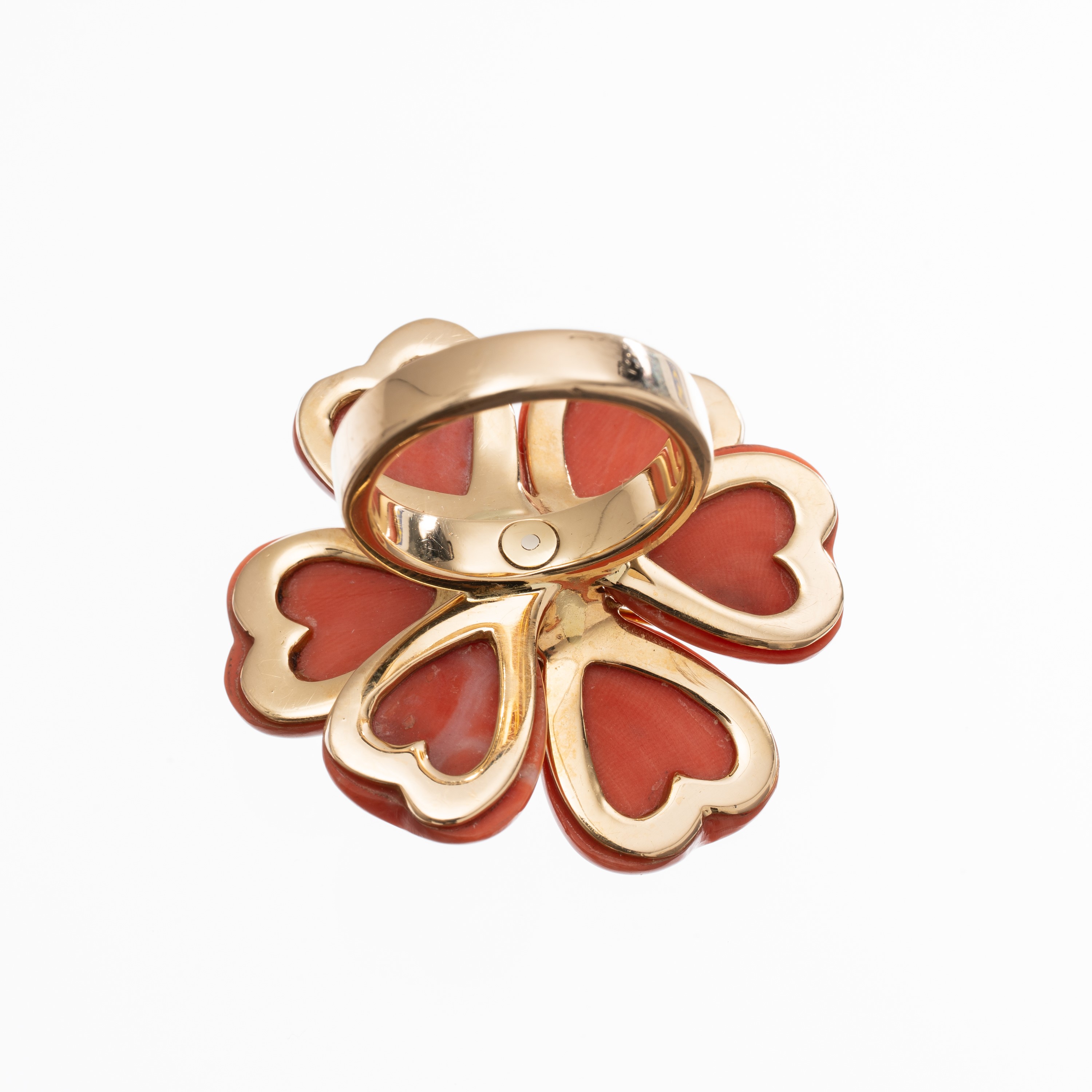 ANELLO IN ORO GIALLO 18 KT A FORMA DI FIORE CON CORALLO