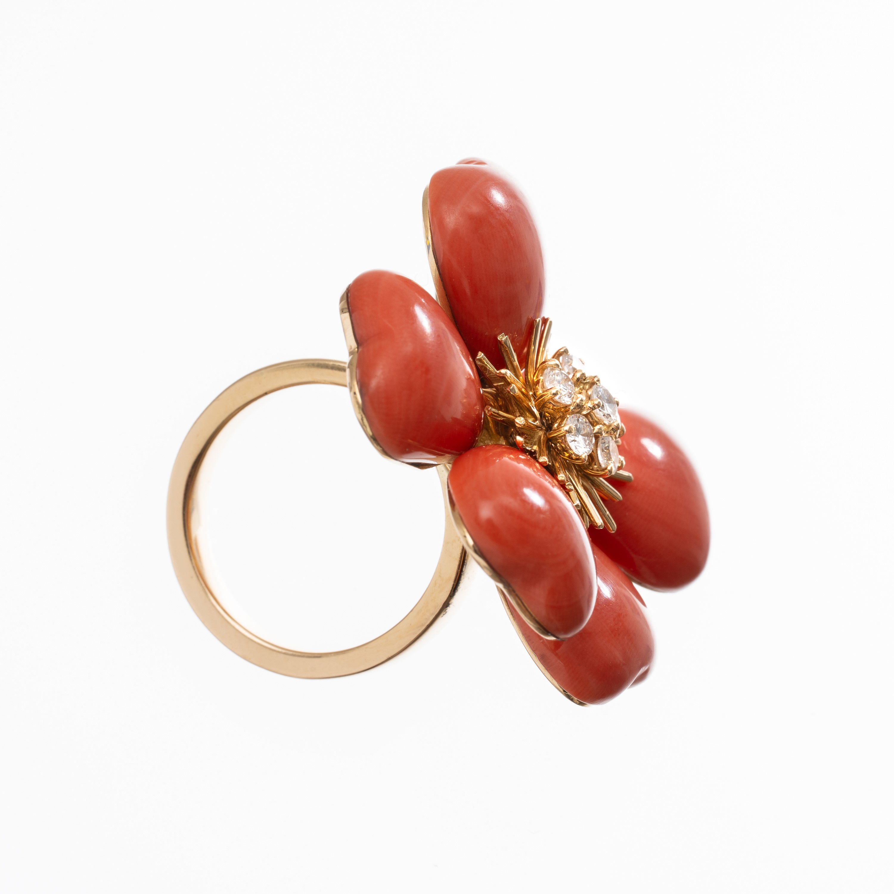 ANELLO IN ORO GIALLO 18 KT A FORMA DI FIORE CON CORALLO