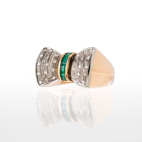 ANELLO A FIOCCO IN ORO ROSSO 12 KT CON SMERALDI E DIAMANTI TAGLIO BRILLANTE