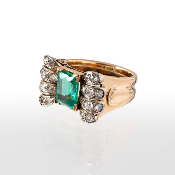 ANELLO A FIOCCO IN ORO GIALLO 18 KT CON SMERALDO E DIAMANTI TAGLIO BRILLANTE