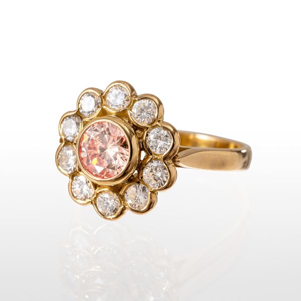 ANELLO IN ORO GIALLO 18 KT CON DIAMANTE FANCY E DIAMANTI TAGLIO BRILLANTE. 