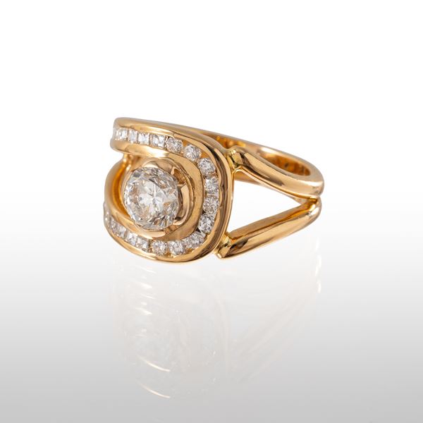 ANELLO IN ORO GIALLO 18 KT CON DIAMANTE CENTRALE E CONTORNO DI DIAMANTI TAGLIO BRILLANTE