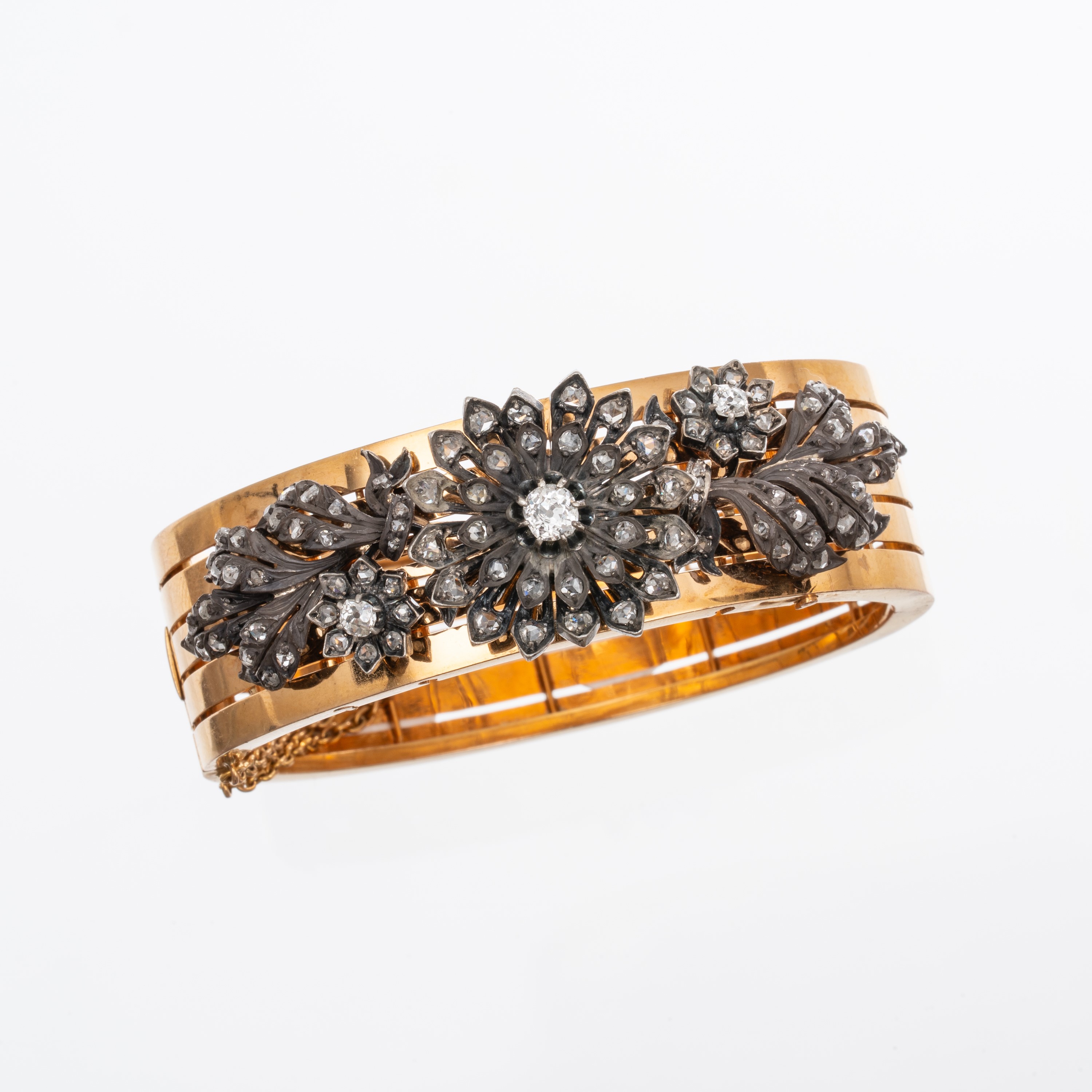 BRACCIALE FRANCESE IN ORO GIALLO 18 KT CON MOTIVI FLOREALI TREMBLANT IN ARGENTO E DIAMANTI