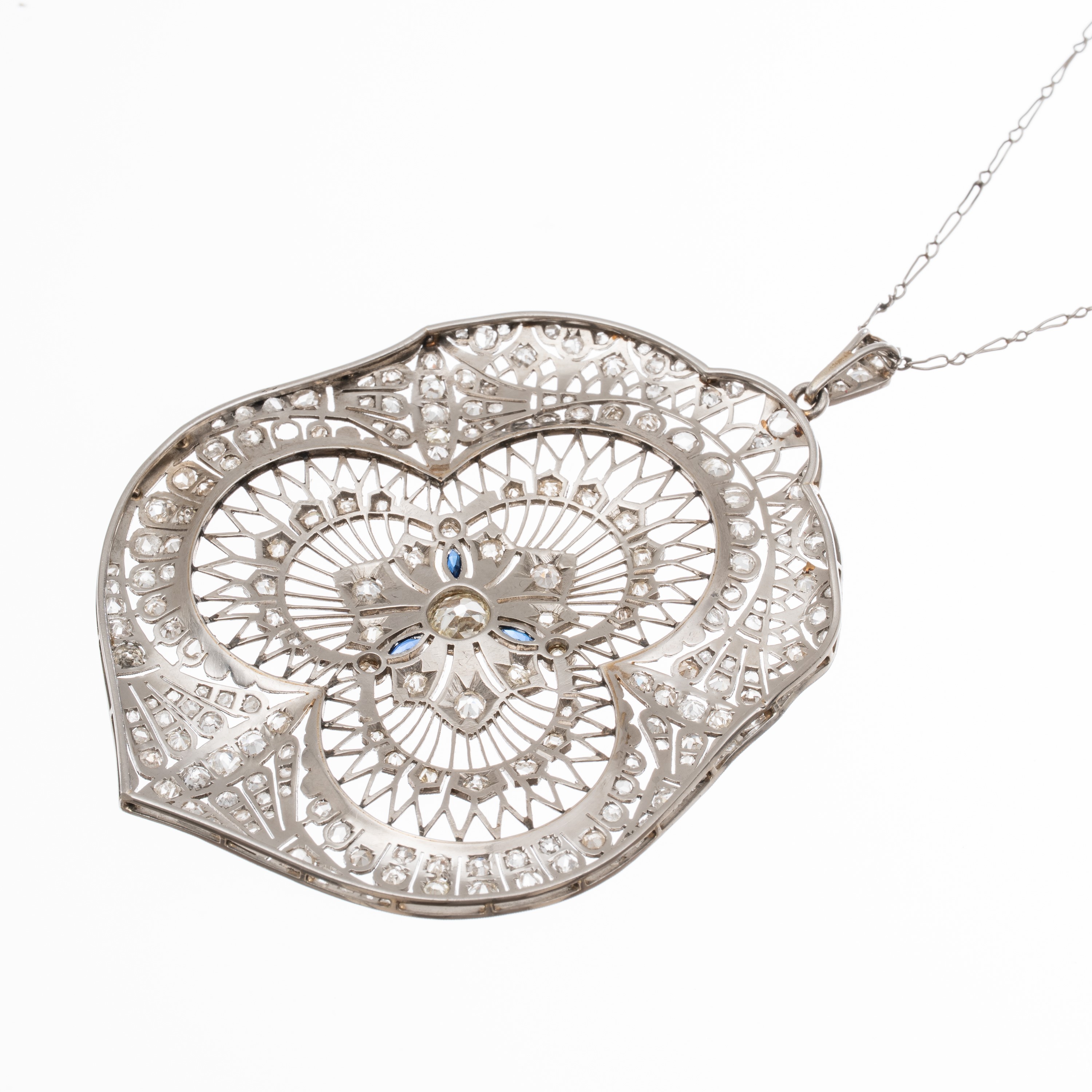 CIONDOLO FRANCESE IN PLATINO LAVORATO A MERLETTO CON DIAMANTI