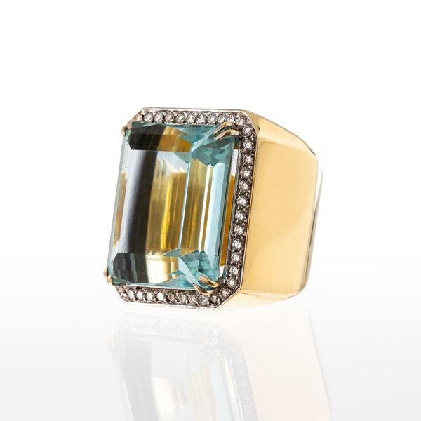 ANELLO IN ORO GIALLO 18 KT CON ACQUAMARINA E CONTORNO DI DIAMANTI TAGLIO BRILLANTE