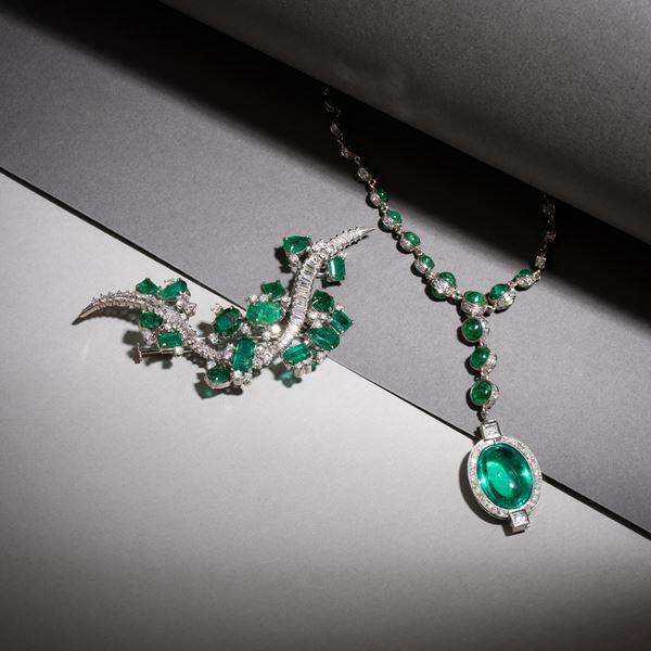PLATINUM BROOCH WITH BRILLIANT-CUT EMERALDS AND BAGUETTES