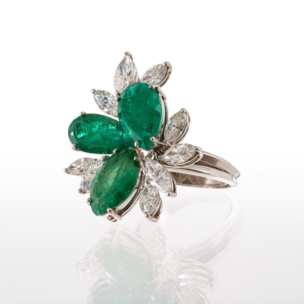 ANELLO IN PLATINO CON SMERALDI E DIAMANTI