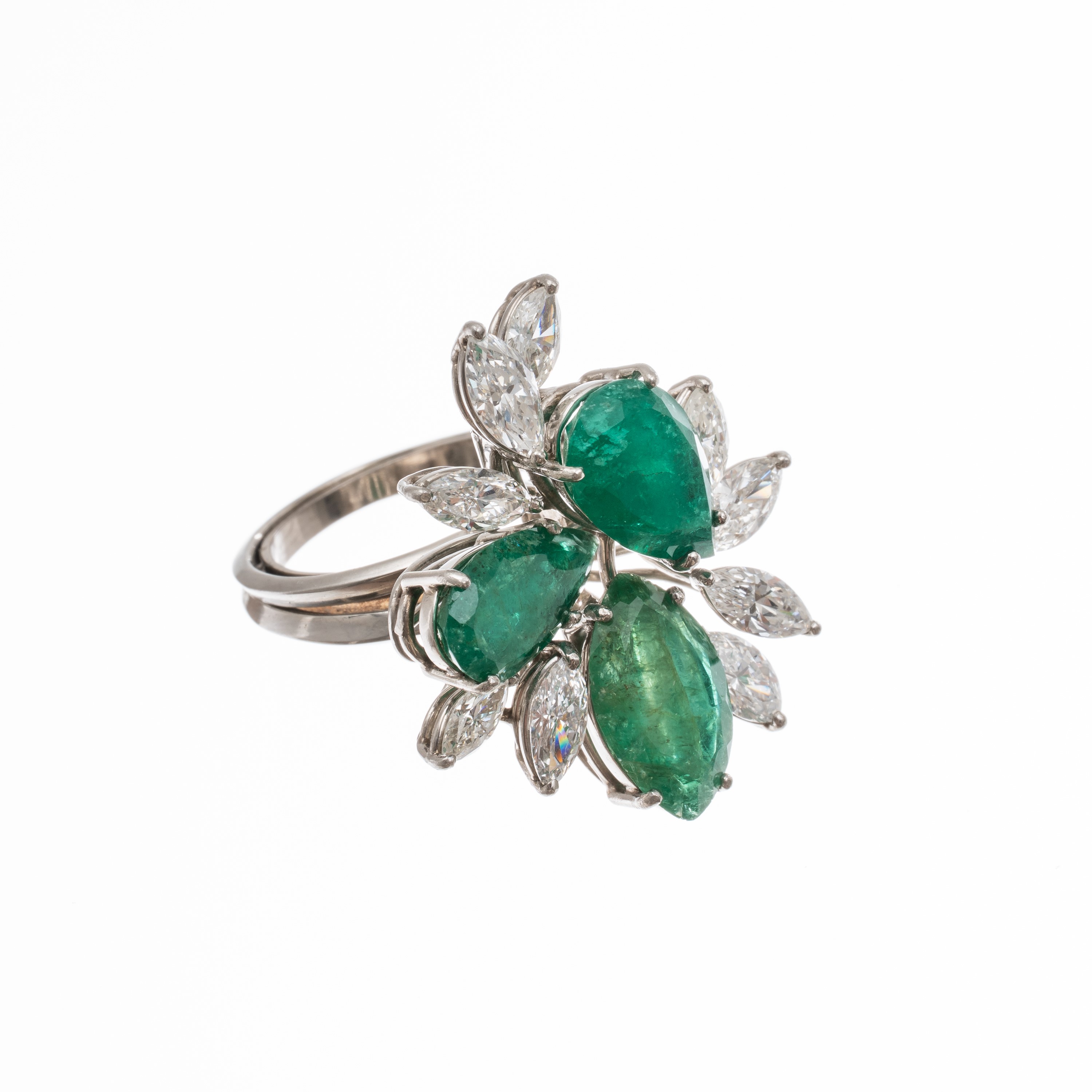 ANELLO IN PLATINO CON SMERALDI E DIAMANTI