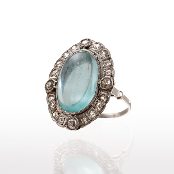 ANELLO IN PLATINO CON CABOCHON IN ACQUAMARINA E CONTORNO DI DIAMANTI TAGLIO ANTICO