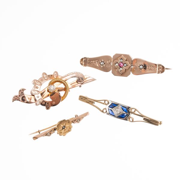 QUATTRO SPILLE: ORO GIALLO 18 KT CON DIAMANTE E ZAFFIRI; ORO ROSA 14 KT CON RUBINO E PERLE; ORO ROSA 9 KT CON PERLE; ORO ROSA 14 KT CON DIAMANTE