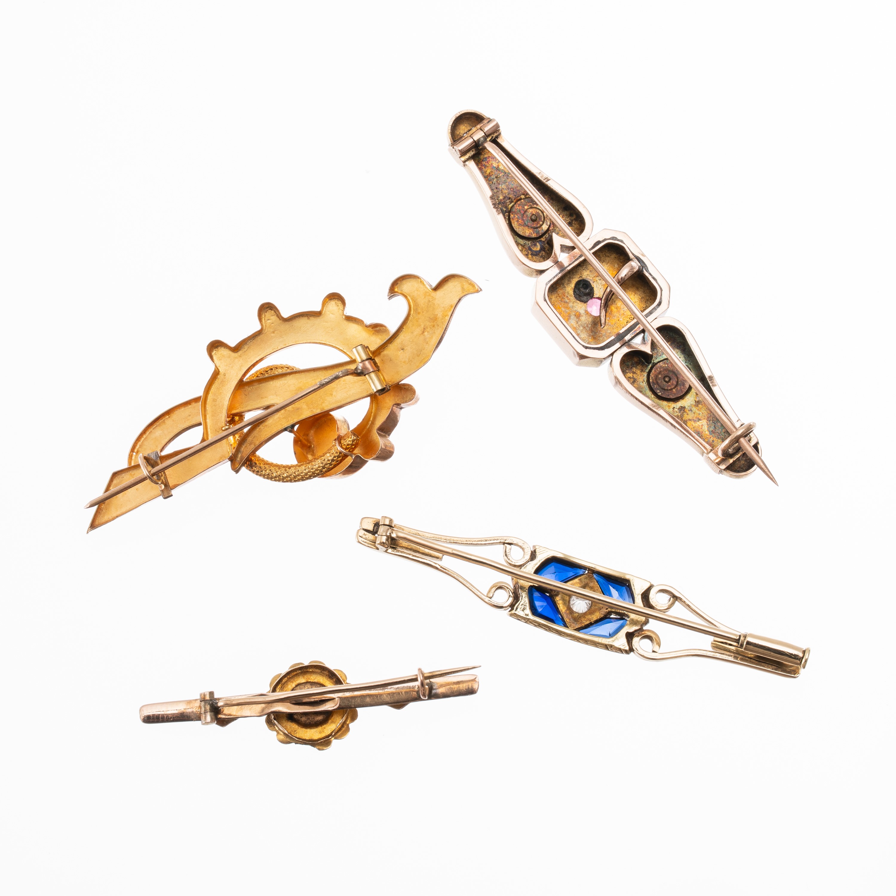 QUATTRO SPILLE: ORO GIALLO 18 KT CON DIAMANTE E ZAFFIRI; ORO ROSA 14 KT CON RUBINO E PERLE; ORO R...