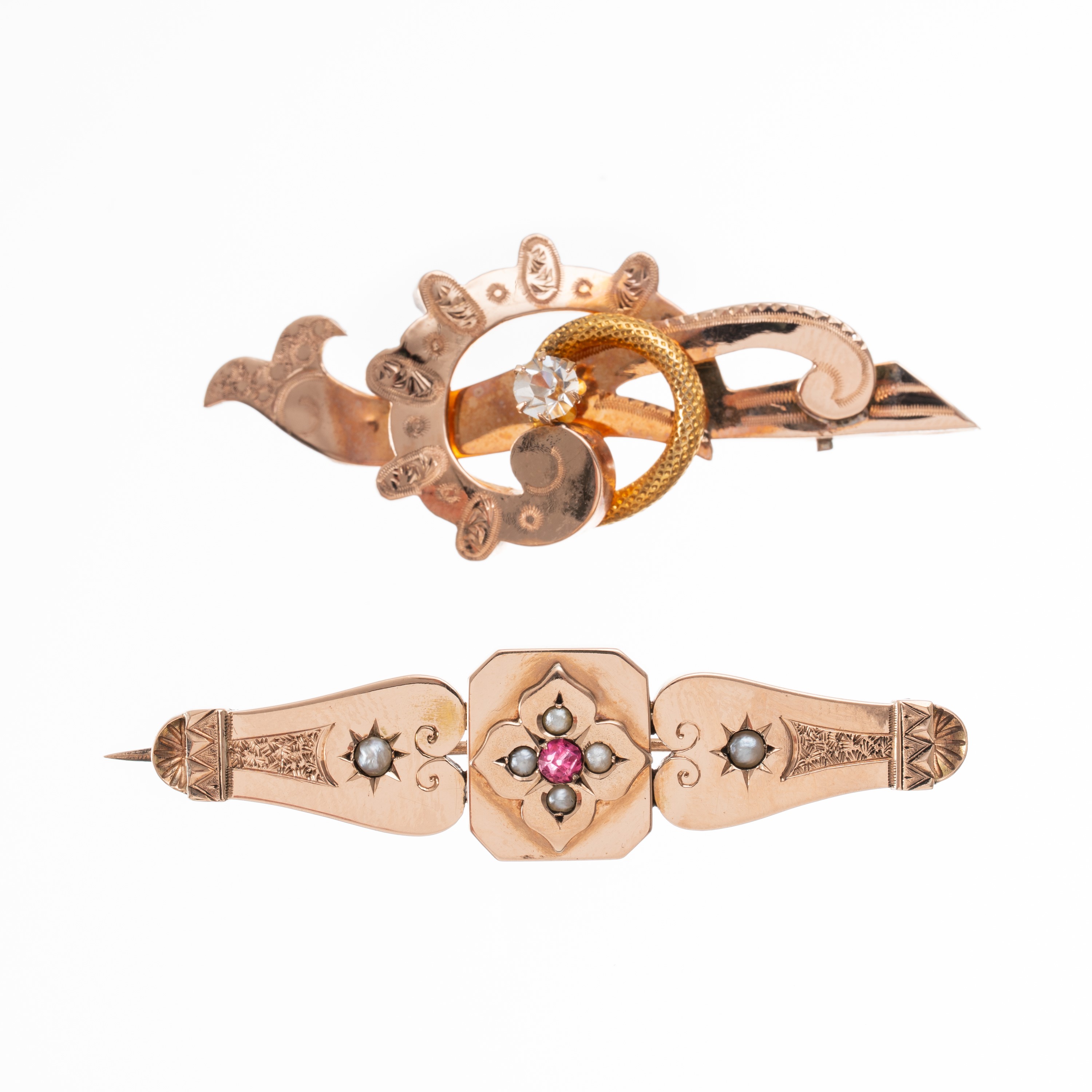 QUATTRO SPILLE: ORO GIALLO 18 KT CON DIAMANTE E ZAFFIRI; ORO ROSA 14 KT CON RUBINO E PERLE; ORO R...