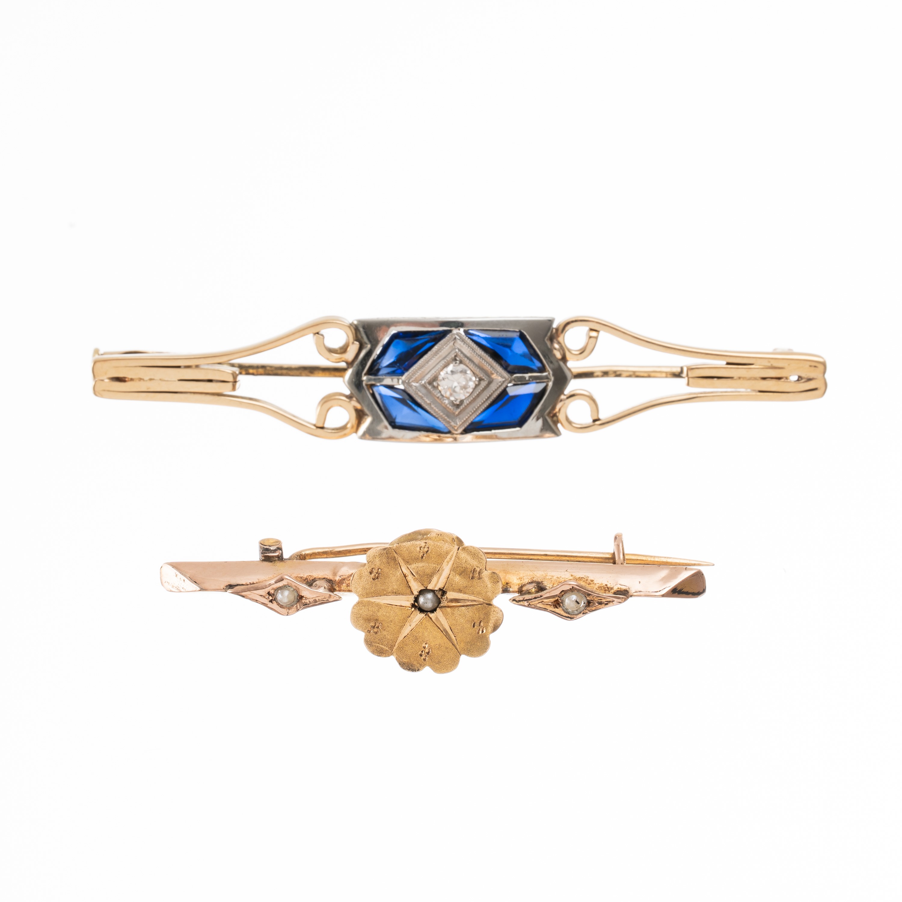 QUATTRO SPILLE: ORO GIALLO 18 KT CON DIAMANTE E ZAFFIRI; ORO ROSA 14 KT CON RUBINO E PERLE; ORO R...