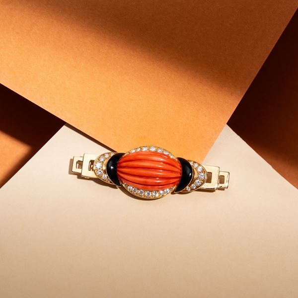 BULGARI - SPILLA IN ORO GIALLO 18 KT CORALLO, ONICE E DIAMANTI TAGLIO BRILLANTE