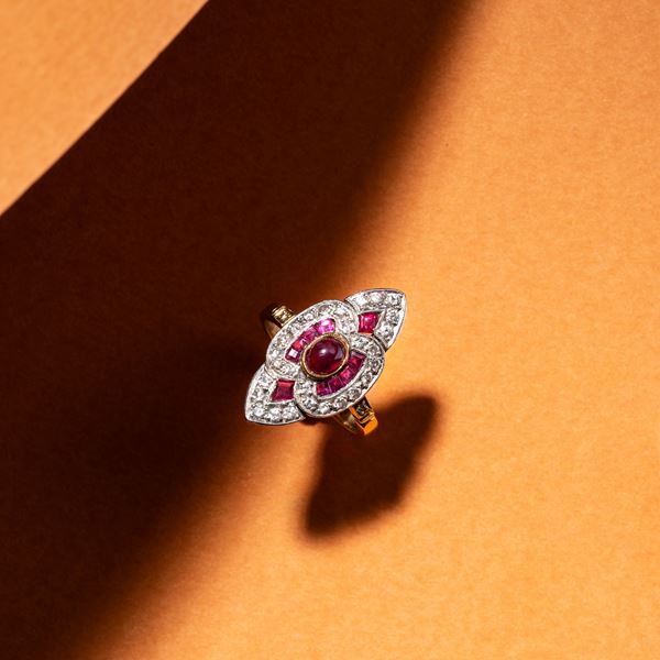 TIFFANY & CO - ANELLO  IN ORO GIALLO 18 KT E PLATINO, RUBINI E DIAMANTI TAGLIO BRILLANTE CON INCISIONE  [..]
