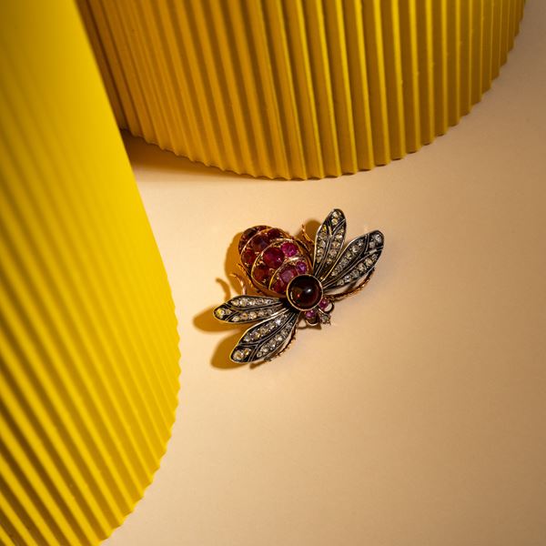 SPILLA A FORMA DI APE IN ORO ROSA 18 KT CON RUBINI, GRANATO E ROSETTE DI DIAMANTI