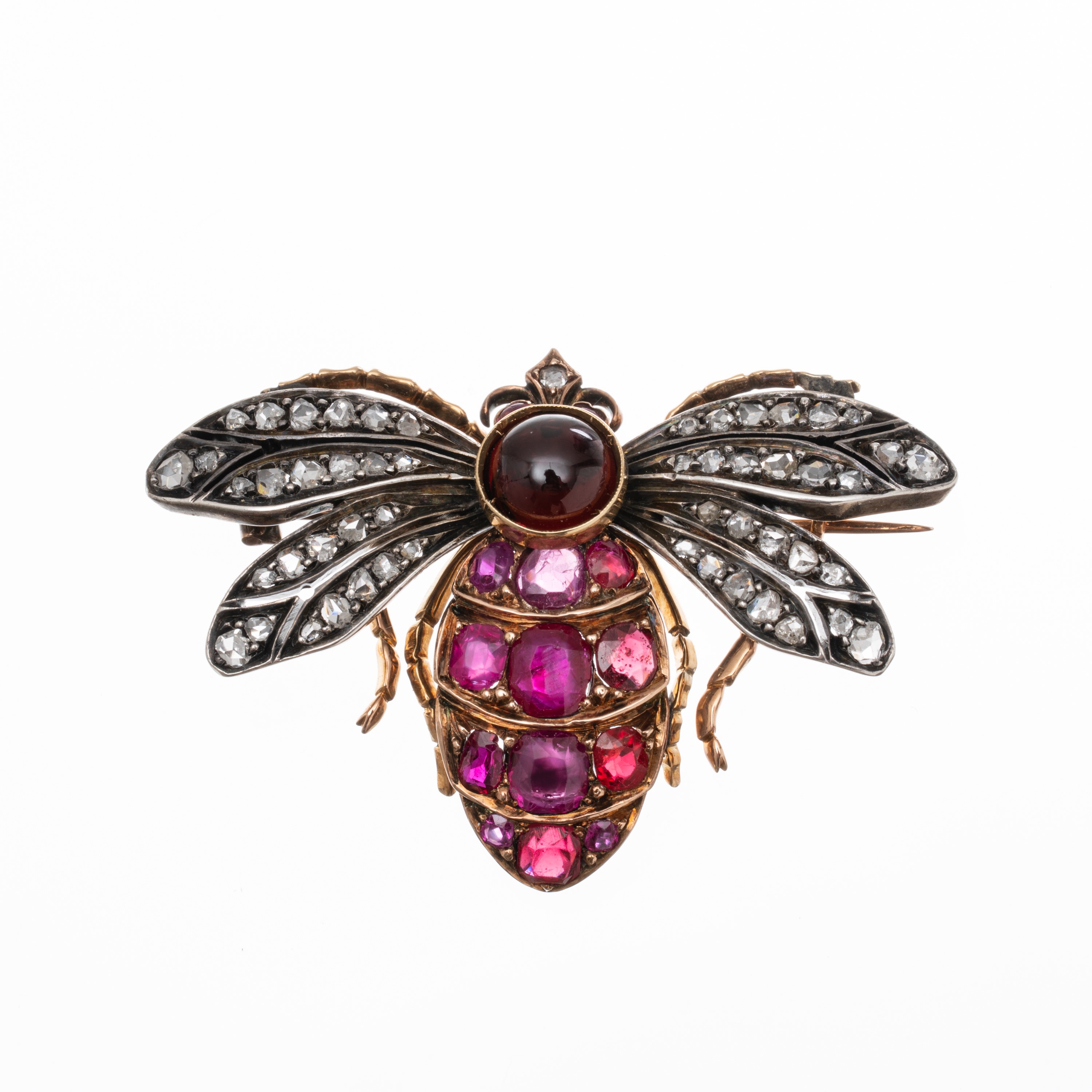 SPILLA A FORMA DI APE IN ORO ROSA 18 KT CON RUBINI, GRANATO E ROSETTE DI DIAMANTI