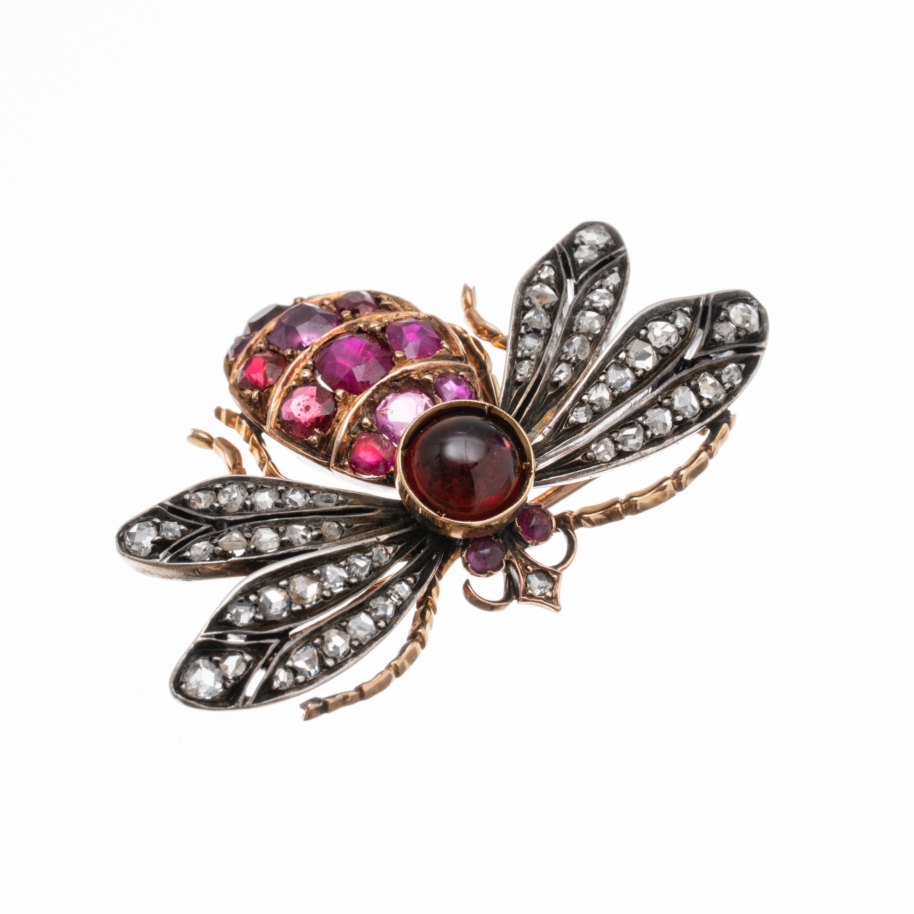 SPILLA A FORMA DI APE IN ORO ROSA 18 KT CON RUBINI, GRANATO E ROSETTE DI DIAMANTI