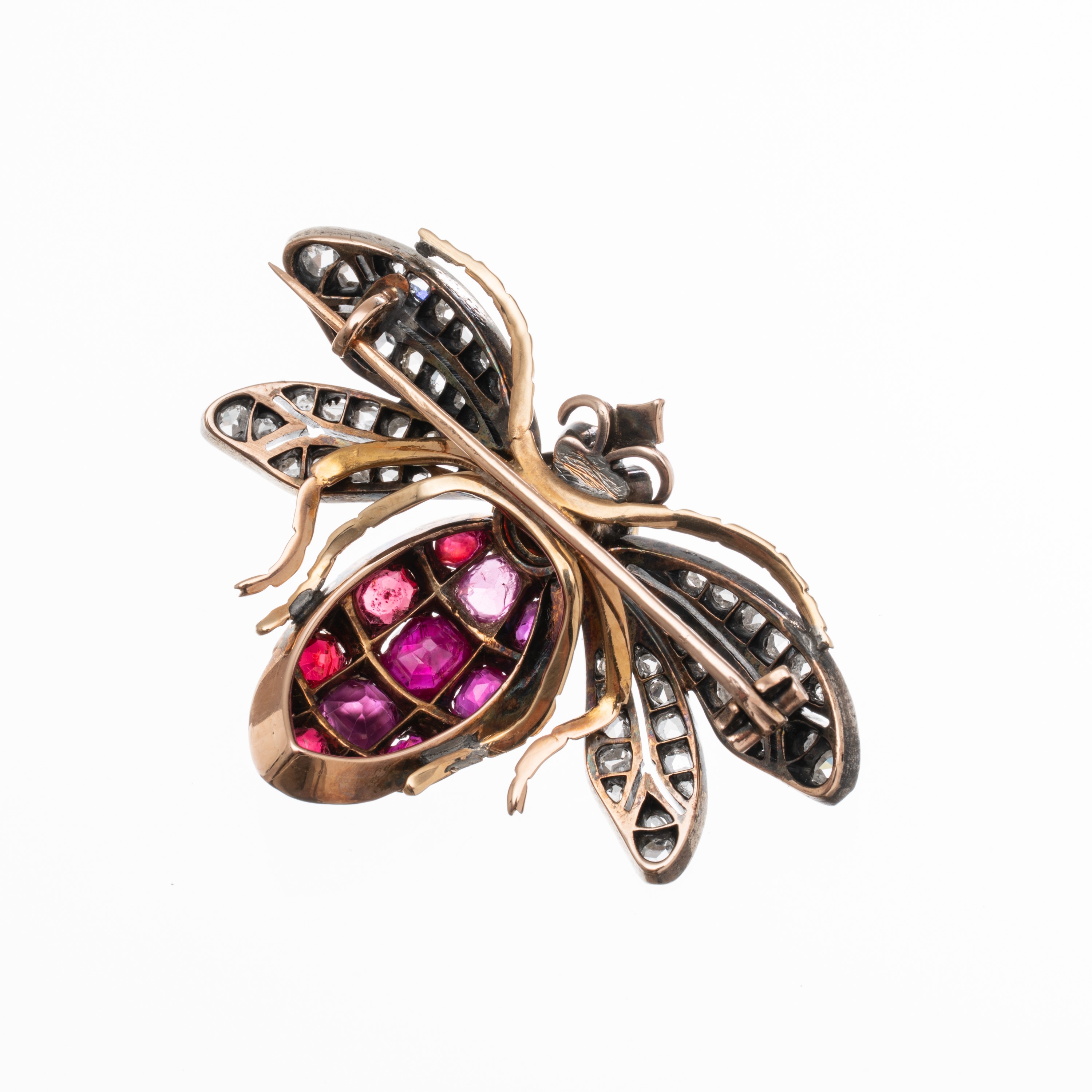 SPILLA A FORMA DI APE IN ORO ROSA 18 KT CON RUBINI, GRANATO E ROSETTE DI DIAMANTI