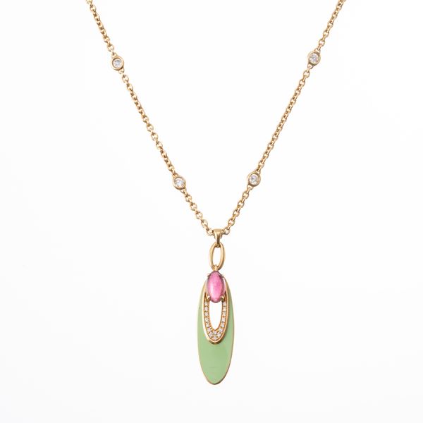 BULGARI - BULGARI - COLLANA MODELLO ELISIA IN ORO GIALLO 18 KT E TORMALINA CABOCHON ROSA, SMALTO VERDE E CONTORNO DI DIAMANTI TAGLIO BRILLANTE 