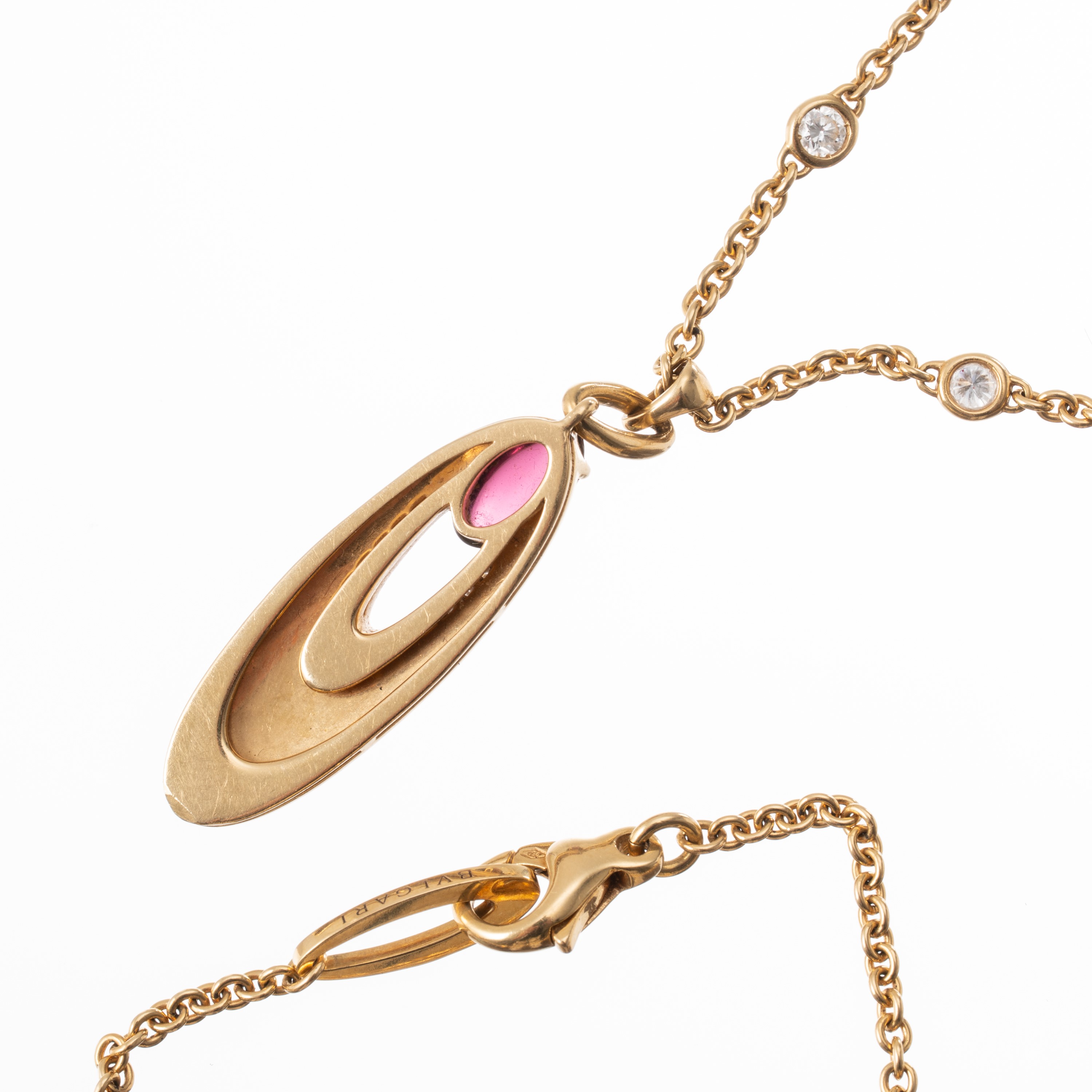 BULGARI - COLLANA MODELLO ELISIA IN ORO GIALLO 18 KT E TORMALINA CABOCHON ROSA, SMALTO VERDE E CO...