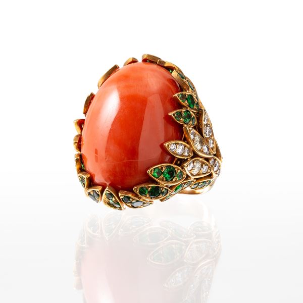 ANELLO IN ORO GIALLO 18 KT CON GRANDE CORALLO CERASUOLO CABOCHON CON DIAMANTI TAGLIO BRILLANTE E TSAVORITI 