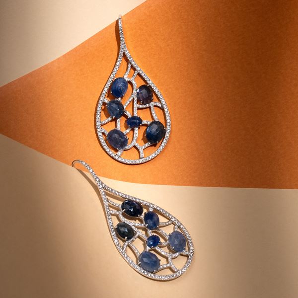 ORECCHINI IN ORO BIANCO 18 KT CON ZAFFIRI FLAT E DIAMANTI TAGLIO BRILLANTE