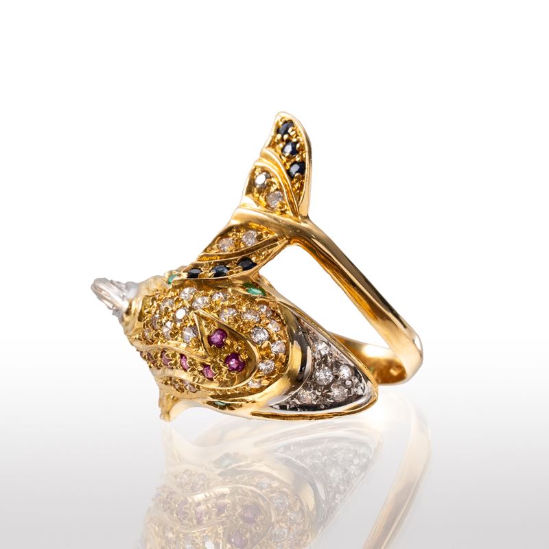 ANELLO DELFINO IN ORO GIALLO 18 KT A FORMA DI DELFINO CON PAVÈ DI DIAMANTI, ZAFFIRI, SMERALDI E R...