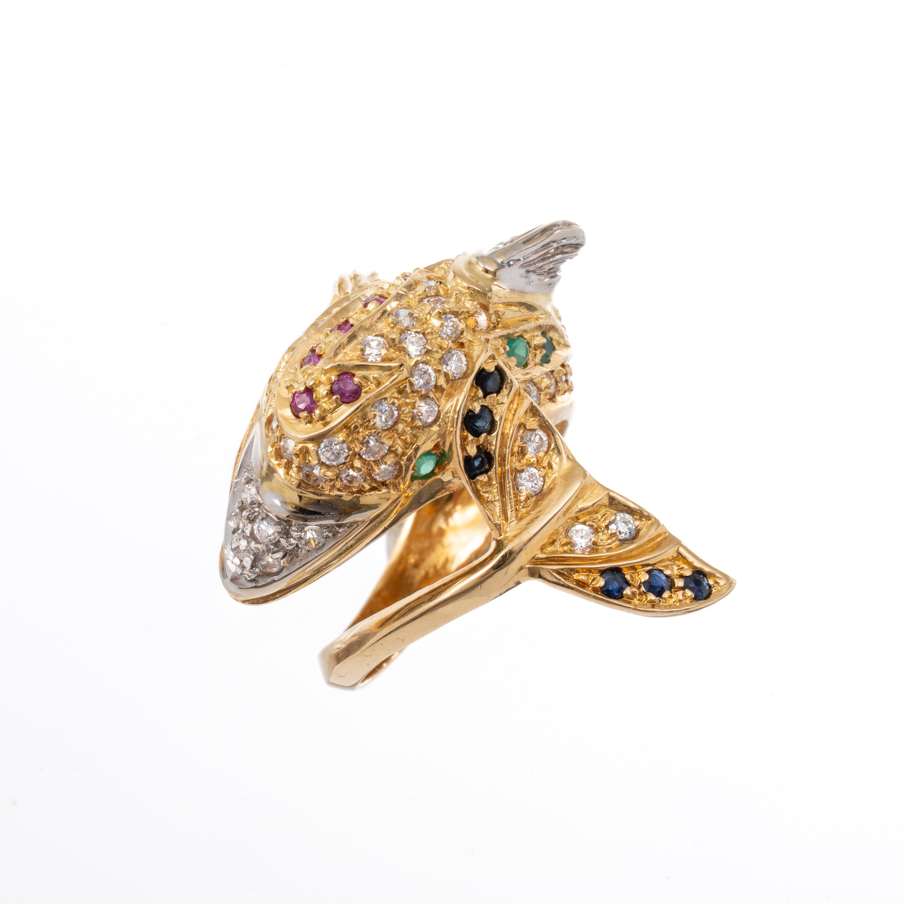ANELLO DELFINO IN ORO GIALLO 18 KT A FORMA DI DELFINO CON PAVÈ DI DIAMANTI, ZAFFIRI, SMERALDI E R...