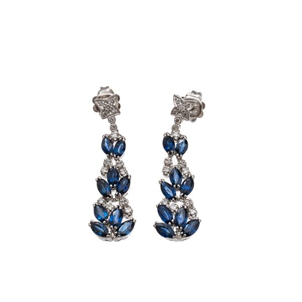18 KT WHITE GOLD EARRINGS  WITH SAPPHIRE SHUTTLES AND BRILLIANT-CUT DIAMONDS
