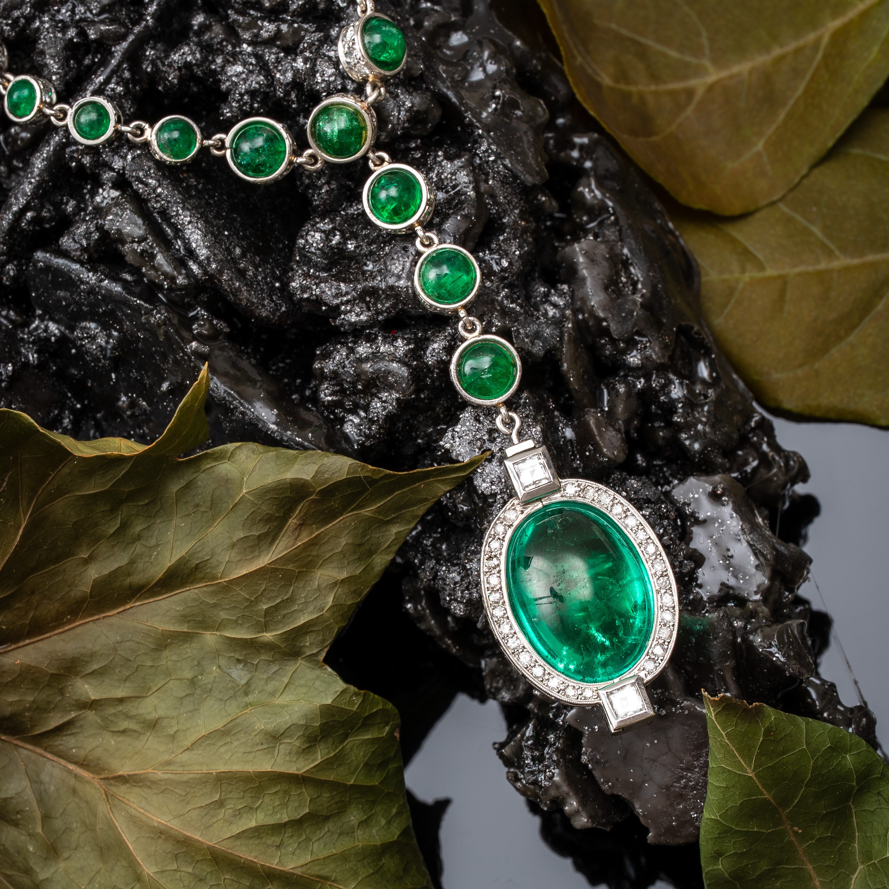 COLLANA IN SMERALDI CHABOCON E DIAMANTI E ORO BIANCO 18 KT