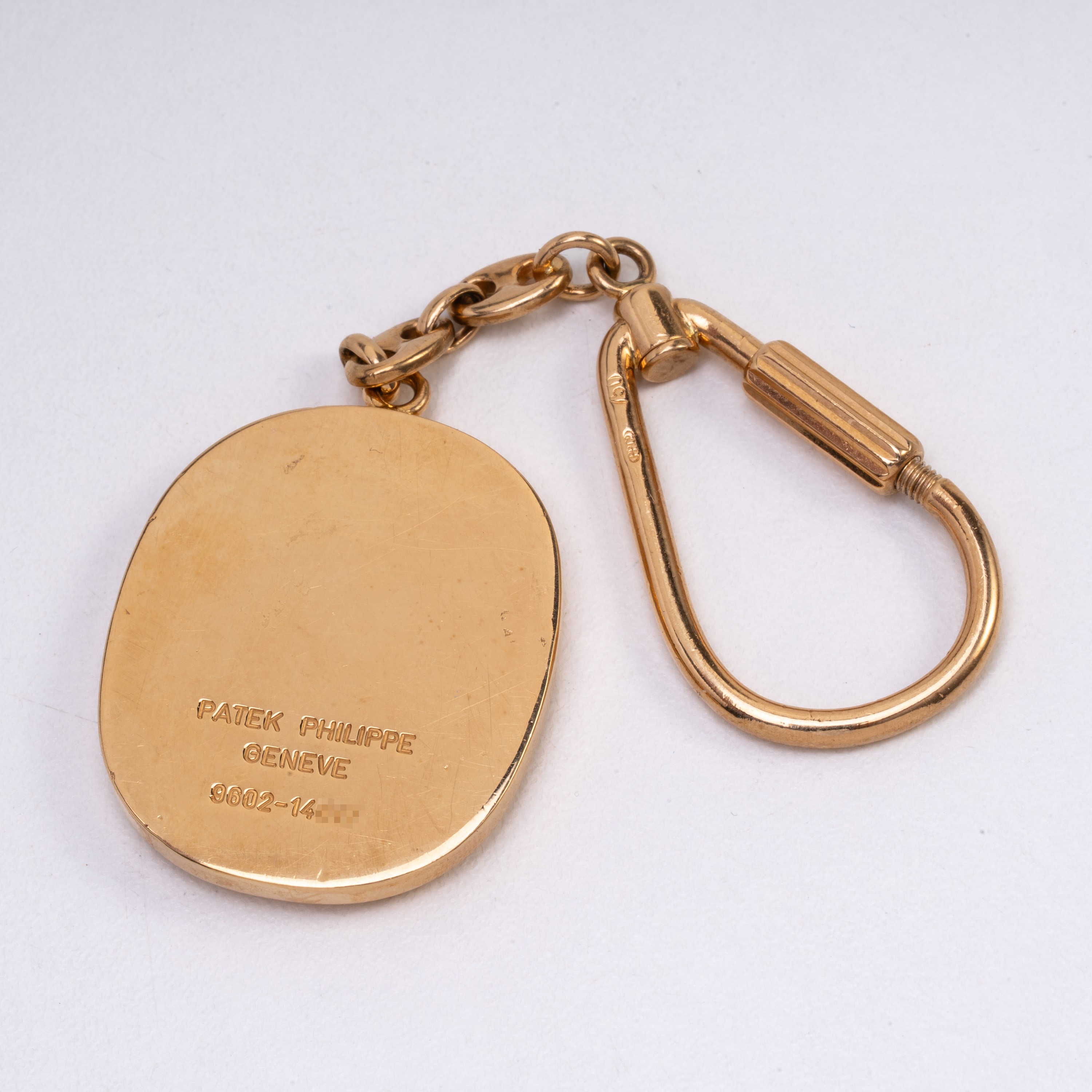 PATEK PHILIPPE - ELLIPSE SET COMPOSTO DA GEMELLI, PORTACHIAVI E FERMA CRAVATTA IN ORO GIALLO 18 K...