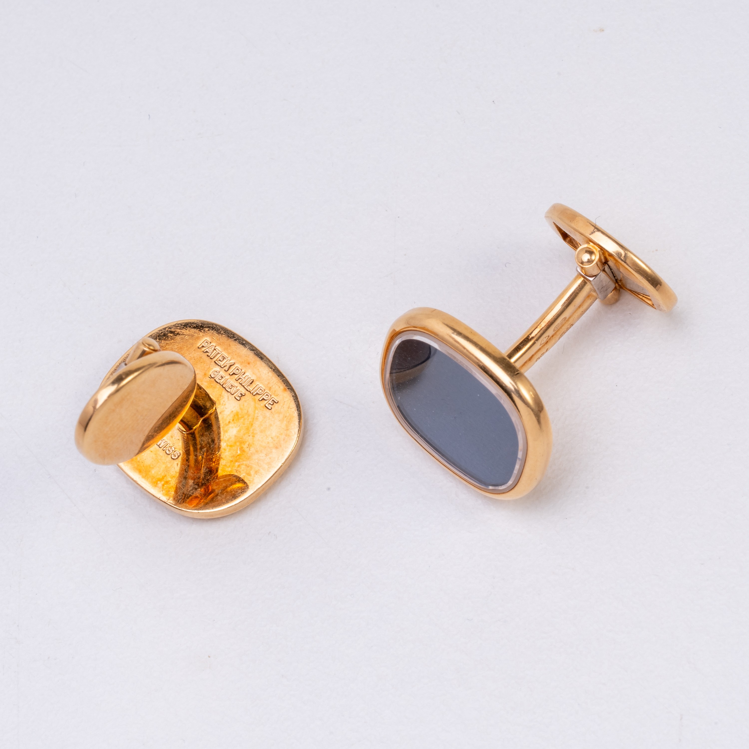 PATEK PHILIPPE - ELLIPSE SET COMPOSTO DA GEMELLI, PORTACHIAVI E FERMA CRAVATTA IN ORO GIALLO 18 K...