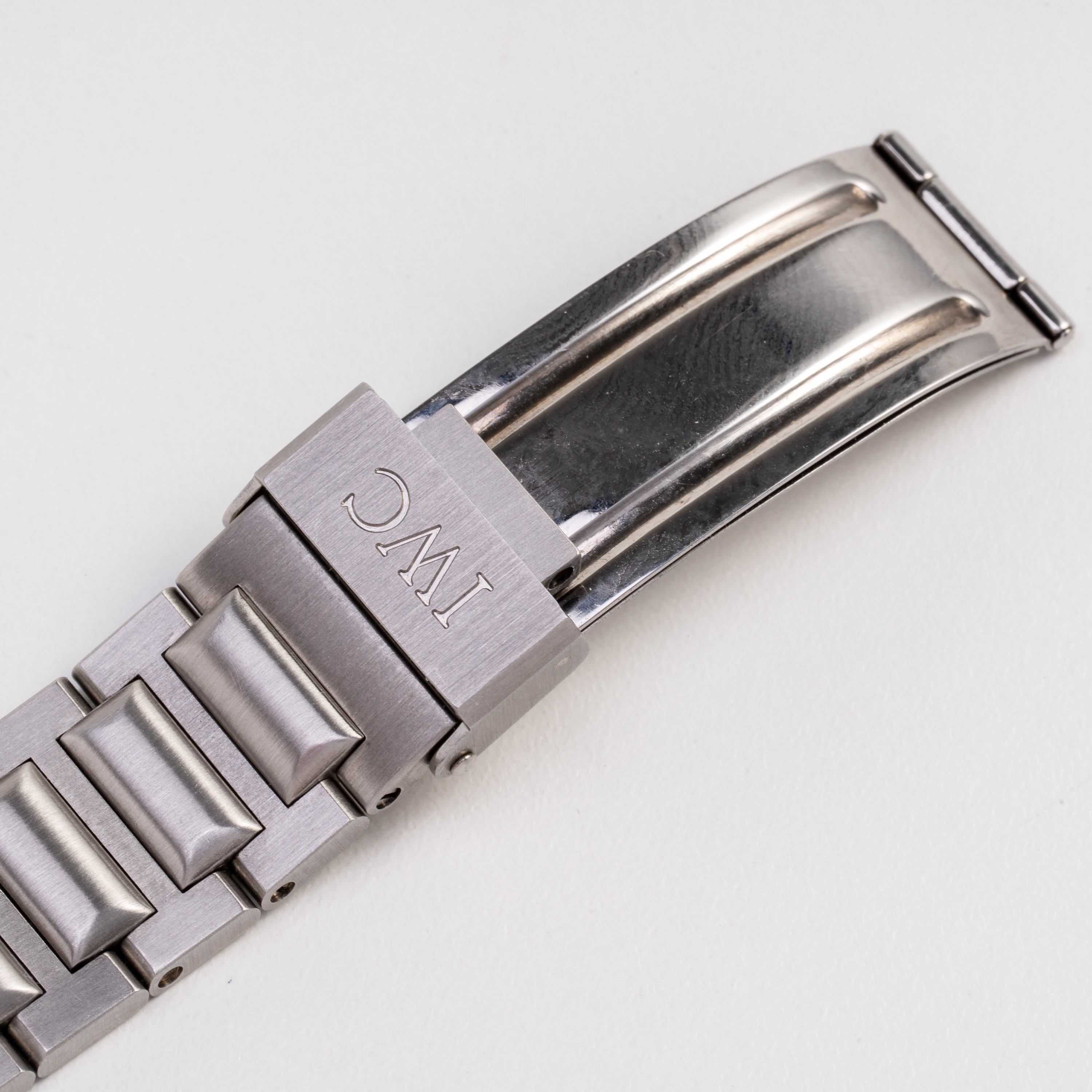 IWC - INGENIEUR OROLOGIO SOLO TEMPO IN ACCIAIO AL QUARZO CON QUADRANTE GRIGIO E DATARIO AD ORE TR...