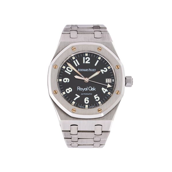 AUDEMARS PIGUET - ROYAL OAK AUTOMATIC STEEL WATCH WITH BLACK DIAL, DATE DISPLAY AT THREE O'CLOCK AND ARABIC NUMERALS
