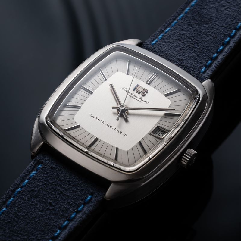 IWC - BETA 21 OROLOGIO SOLO TEMPO AL QUARZO CON QUADRANTE BITONALE GRIGIO E DATARIO AD ORE TRE