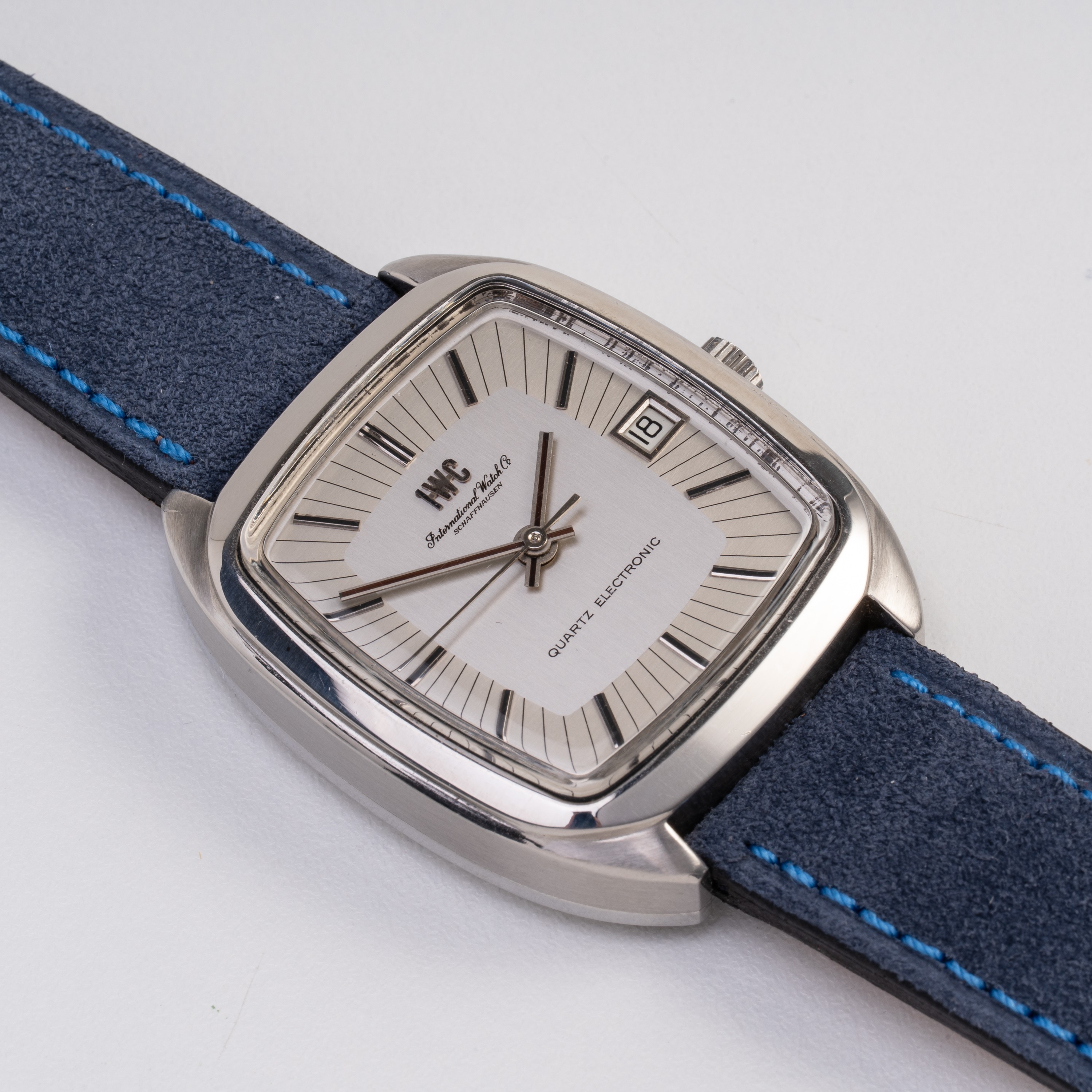 IWC - BETA 21 OROLOGIO SOLO TEMPO AL QUARZO CON QUADRANTE BITONALE GRIGIO E DATARIO AD ORE TRE