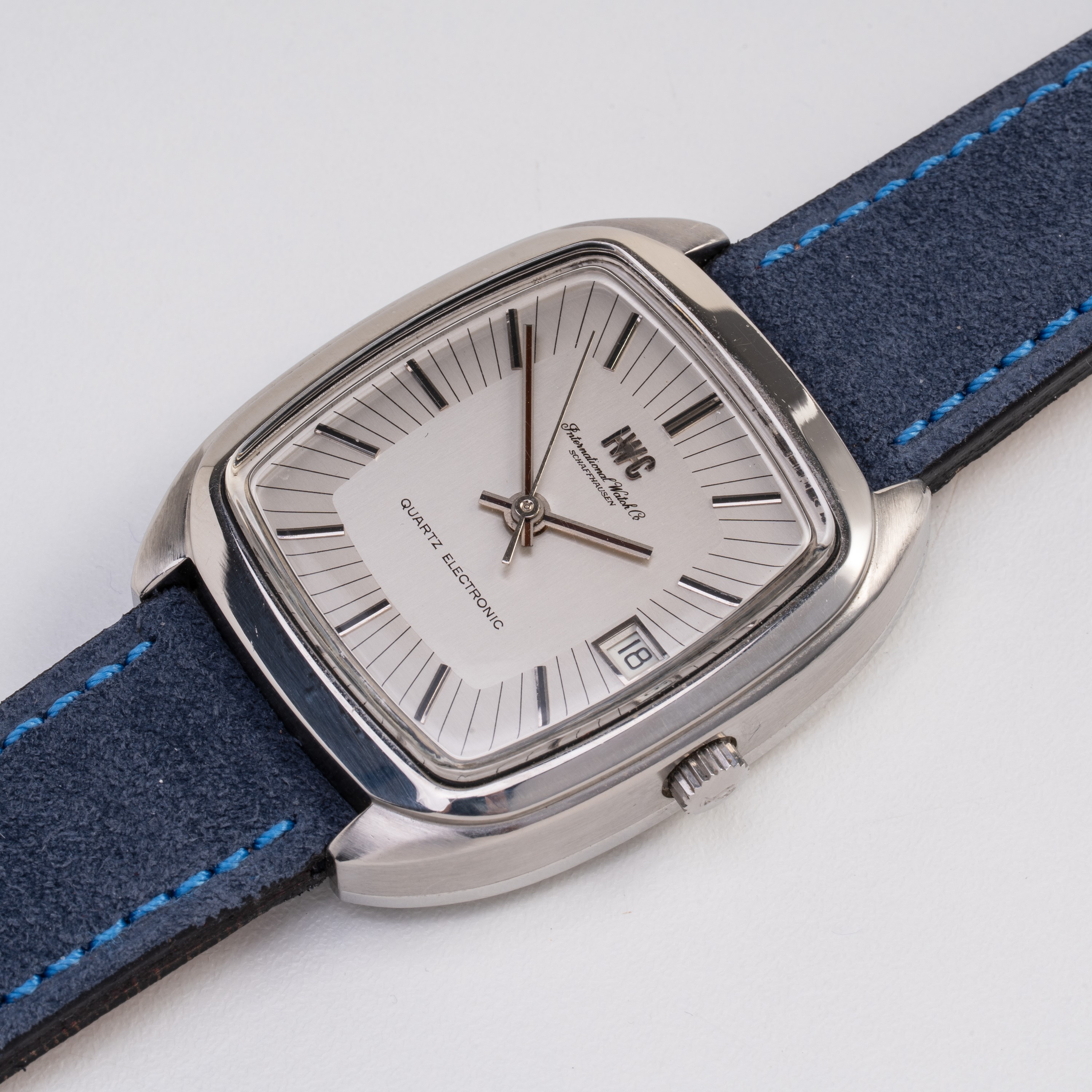 IWC - BETA 21 OROLOGIO SOLO TEMPO AL QUARZO CON QUADRANTE BITONALE GRIGIO E DATARIO AD ORE TRE