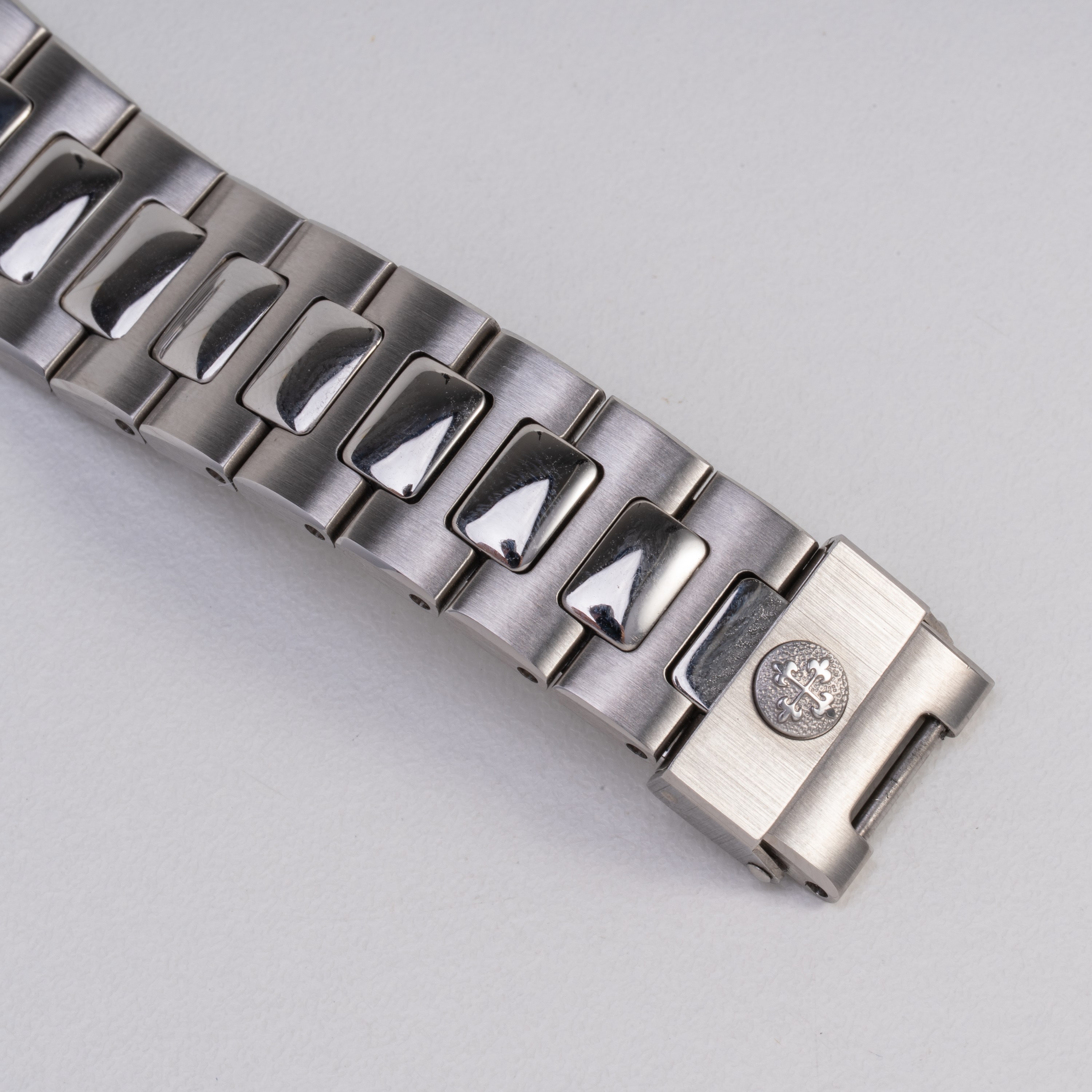 PATEK PHILIPPE - NAUTILUS OROLOGIO SOLO TEMPO A CARICA AUTOMATICA IN ACCIAIO CON QUADRANTE BLU SI...