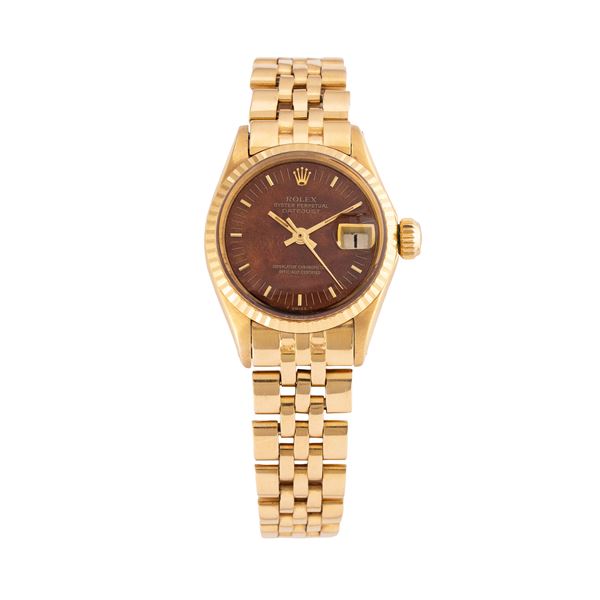 ROLEX - ROLEX - DATEJUST 18KT YELLOW GOLD SELF-WINDING TIME-ONLY WATCH WITH BURLED WOOD DIAL, DATE DISPLAY AT THREE O'CLOCK AND 18KT YELLOW GOLD JUBILEE BRACELET