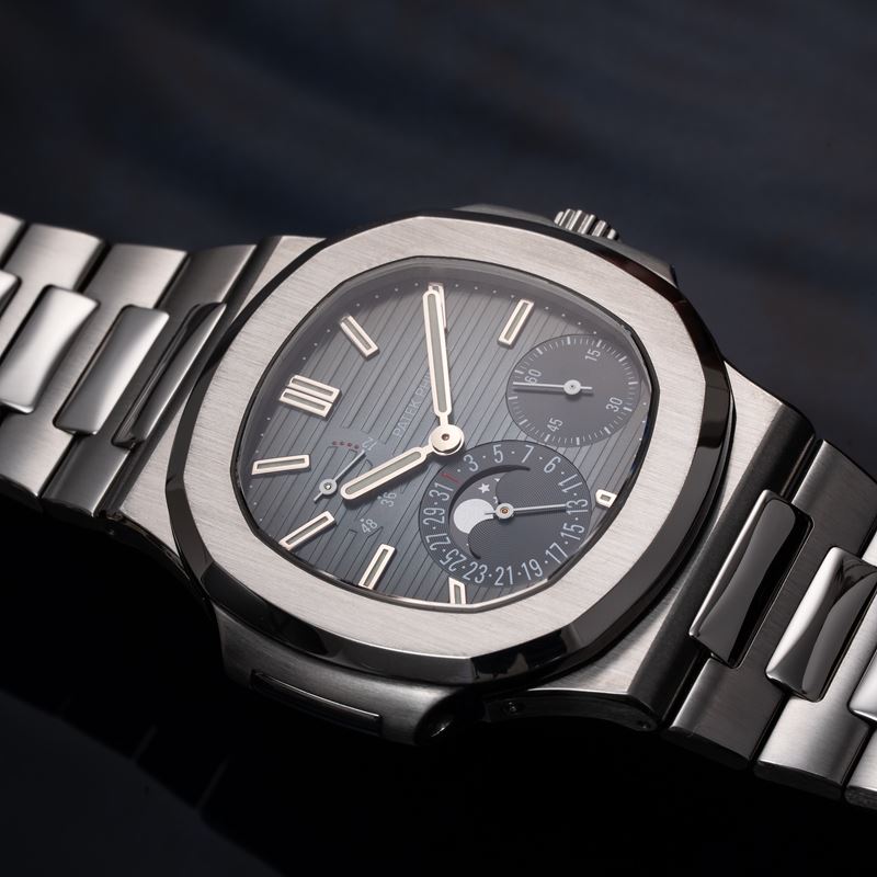 PATEK PHILIPE - NAUTILUS OROLOGIO SOLO TEMPO A CARICA AUTOMATICA IN ACCIAIO CON RISERVA DI CARICA...