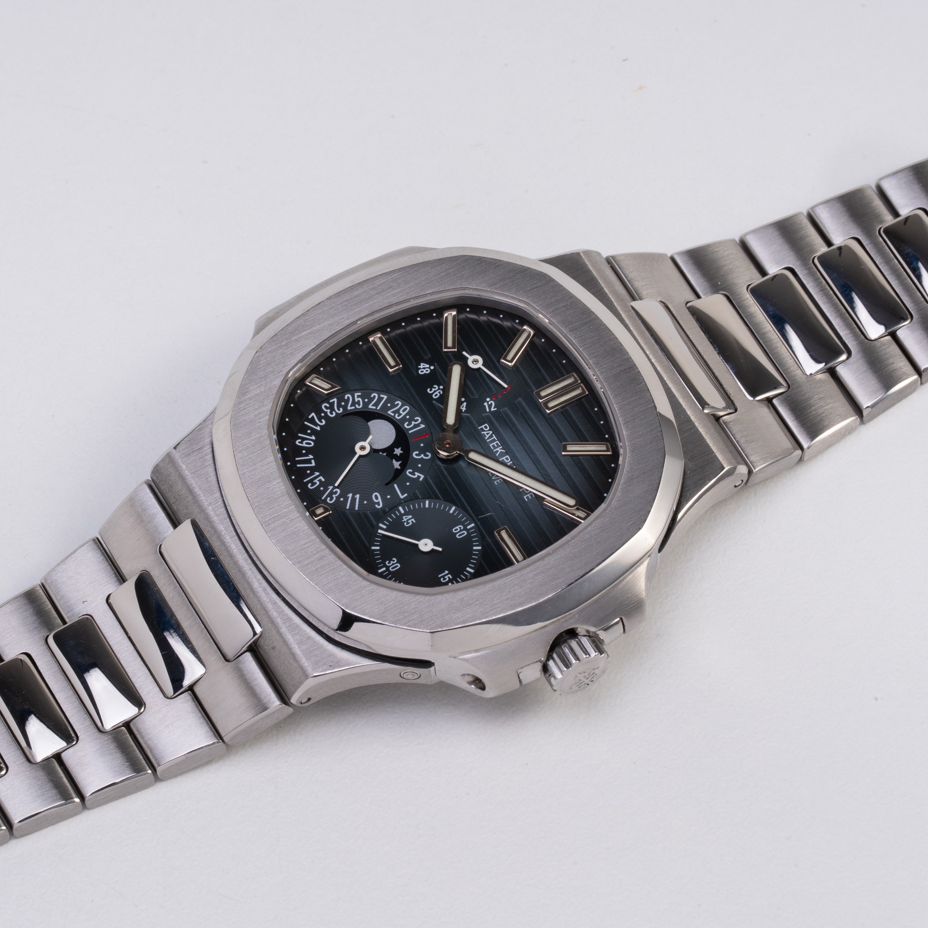 PATEK PHILIPE - NAUTILUS OROLOGIO SOLO TEMPO A CARICA AUTOMATICA IN ACCIAIO CON RISERVA DI CARICA...
